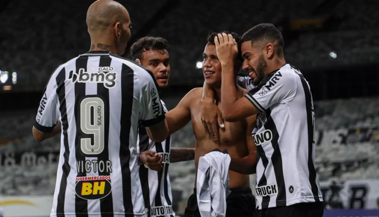 Galo investe na base