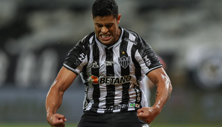 Hulk chega com carro luxuoso na Cidade do Galo