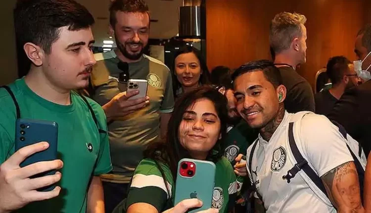 Torcida do Palmeiras recepciona jogadores