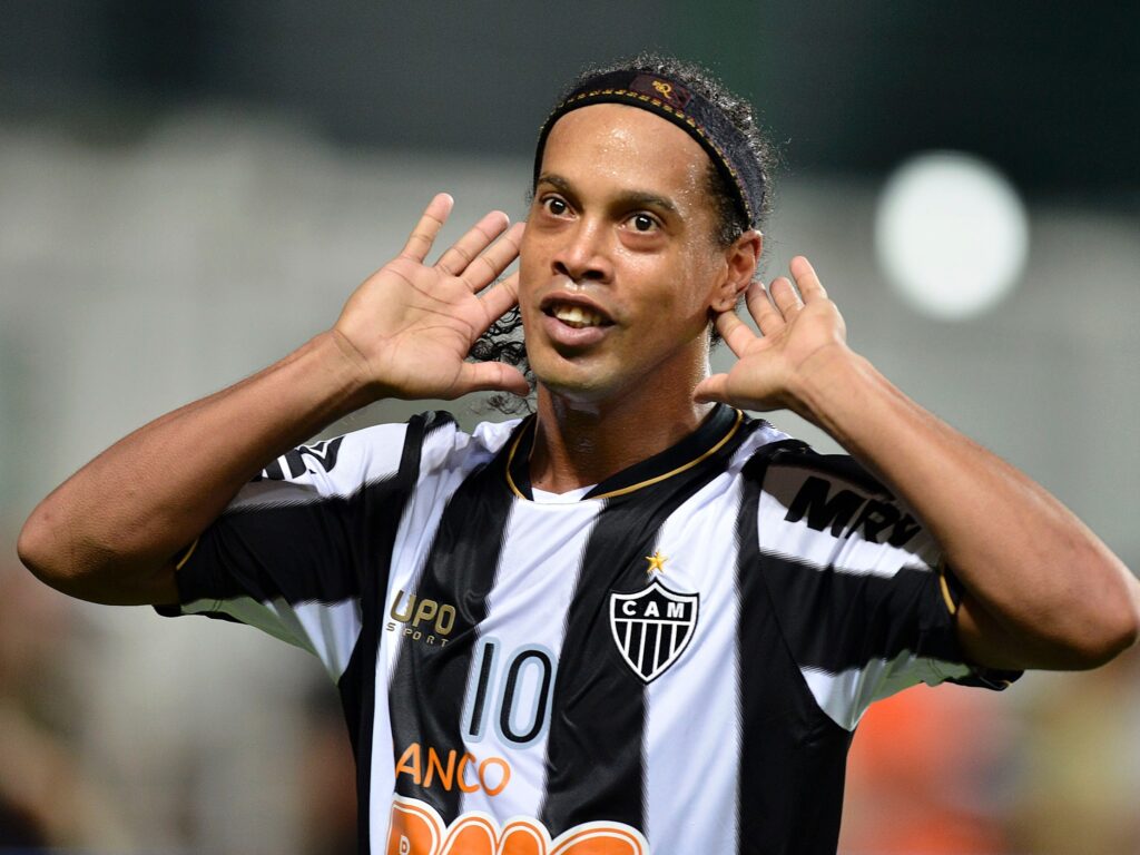 Rolê aleatório: Ronaldinho Gaúcho ganha Aston Martin de sheik