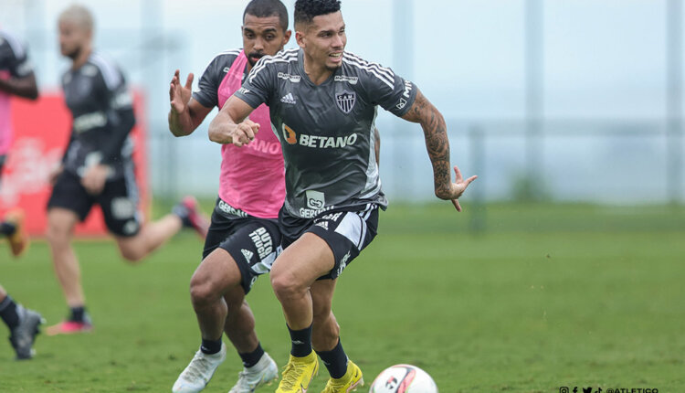 jogadores do atletico mg treinando