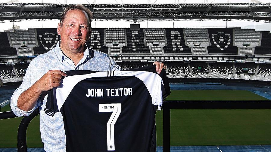 john textor posa com a camisa do botafogo em visita ao estadio nilton santos