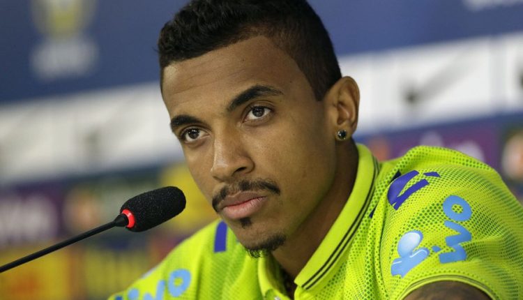 Luiz Gustavo está prestes a desembarques no Brasil para ser anunciado por time alvinegro. Jogador de 36 anos está livre no mercado e pode reforçar o Brasileirão