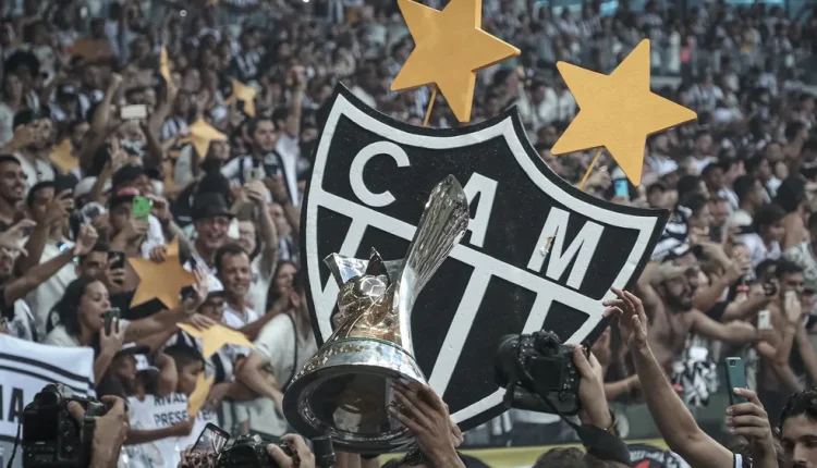 Enfrentando sério problema de saúde, ex-jogador e ídolo do Atlético-MG recebe bolada do clube. Galo promoveu campanha com torcedores