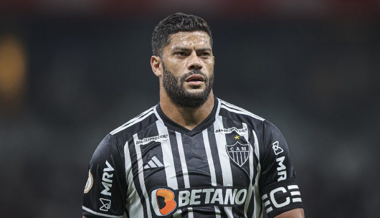 Hulk assume erro com a camisa do Atlético-MG e se emociona ao falar de sua saída. Jogador, que é artilheiro do Galo, será ausência para o elenco