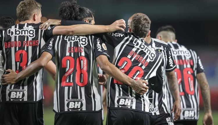 Com a barca de seis atletas em fim de contrato, Galo estuda desembolsar quantia milionária para comprar zagueiro de forma definitiva