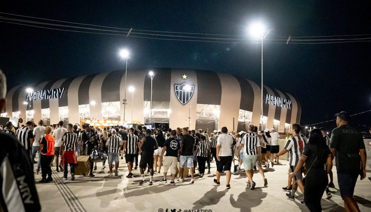 Após vitória em cima do Botafogo por 1 a 0, torcedor do Atlético-MG se empolga e pede namorada em casamento na Arena MRV