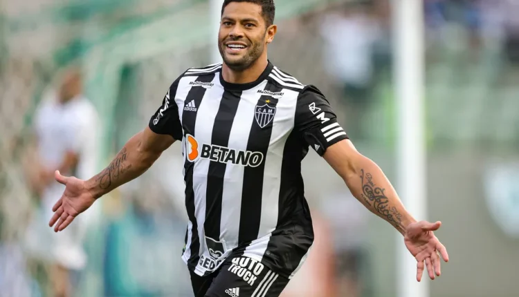 Atacante do Atlético-MG, Hulk volta a chamar atenção por sua força e desempenho fora do normal. Confira as façanhas do jogador do Galo