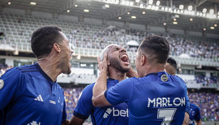 Em ótima fase com a camisa da Celeste, jogador pode estar com as horas contadas com a camisa do Cruzeiro. Atleta pode ser apresentado por novo clube amanhã