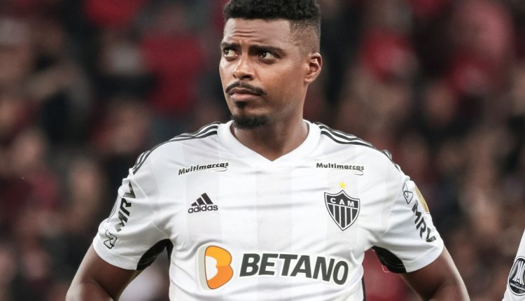 Zagueiro Jemerson cometeu falha e Atlético-MG não contará com jogador no elenco. Defensor se despede da equipe e se junta à família