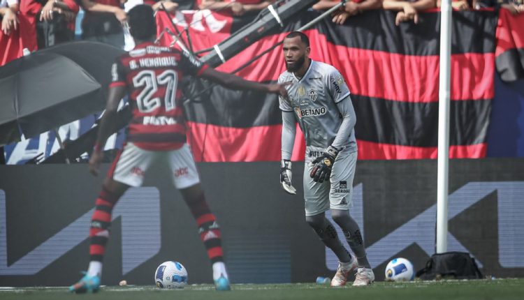 Pensando no futuro, Atlético-MG dá chapeú no Flamengo e anuncia novo goleiro substituto de Everson. Veja os números do arqueiro