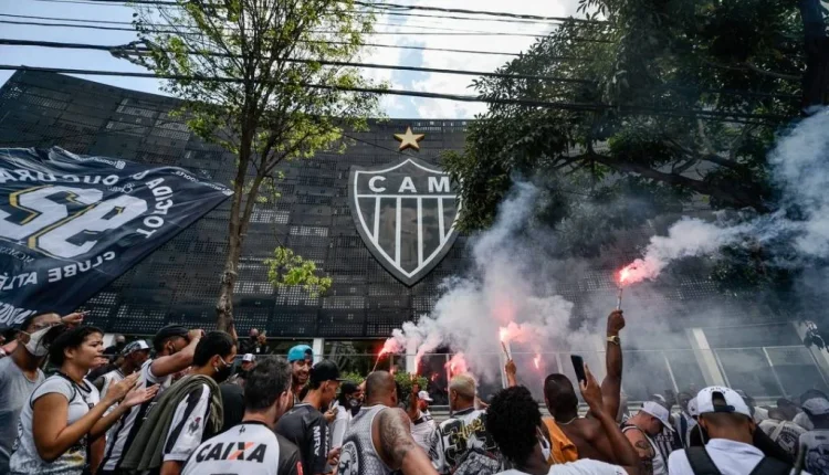 Após fala polêmica, dirigente do Atlético-MG é perseguido por torcida alvinegra e pode estar de saída do clube. Confira o que rolou: