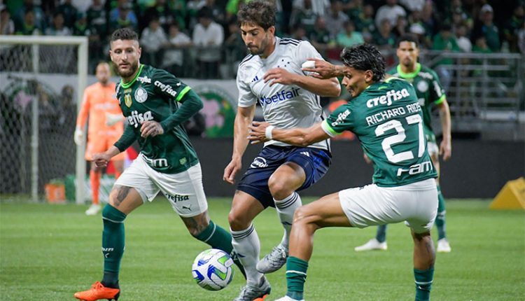 Pensando em concientizar a sociedade sobre a prevenção do câncer de mama e de próstata, rival do Galo vai a campo com uniforme rosa e azul