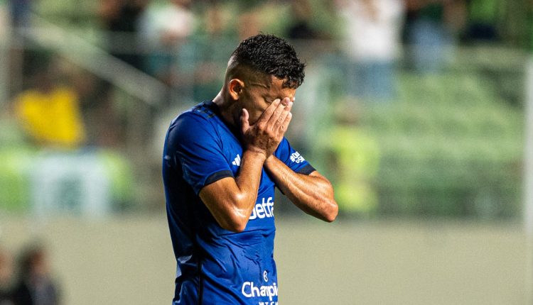 Video viralizou nas redes sociais e páginas de futebol ridicularizaram o Cruzeiro. Gafe ocorreu durante uma live de abertura da loja da Raposa