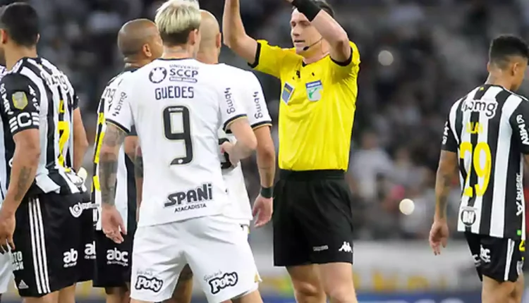 Árbitro que irá aapitar Atlétixo-MG x Cruzeiro é o mesmo que gerou polêmica ao anular gol do Botafogo e garantir a vitória do Galo no Brasileirão