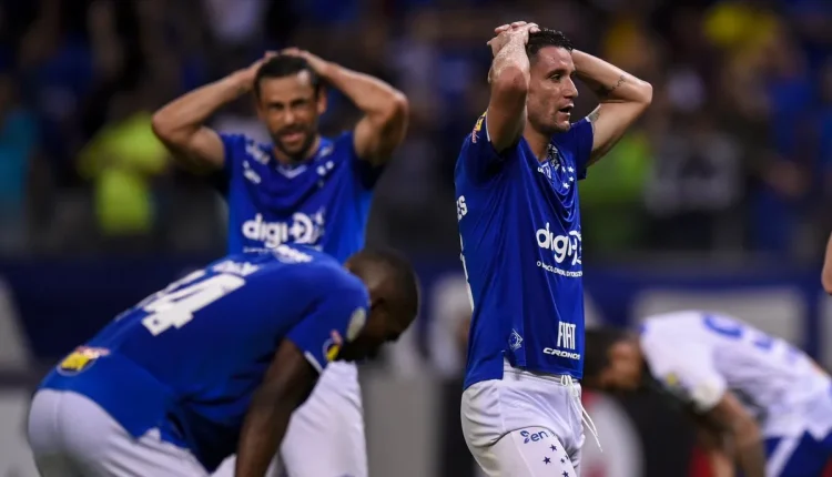 Após causar polêmica dentro e fora de campo, jogador que ajudou a decretar rebaixamento do Cruzeiro decide se aposentar do futebol