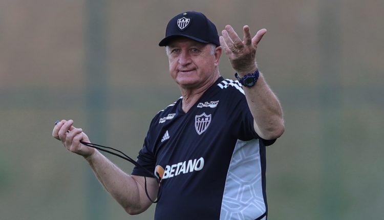 Vivendo momentos de oscilação, Felipão tem sua saída solicitada por torcida do Atlético-MG e segue modificando a titularidade do Galo no Brasileirão