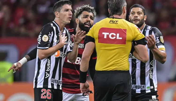 Nesta quinta-feira (26), a CBF definiu o quadro de arbitragem que irá comandar o jogo entre Atlétcio-MG e Fluminense. Árbitro já tumultuou partida do Galo