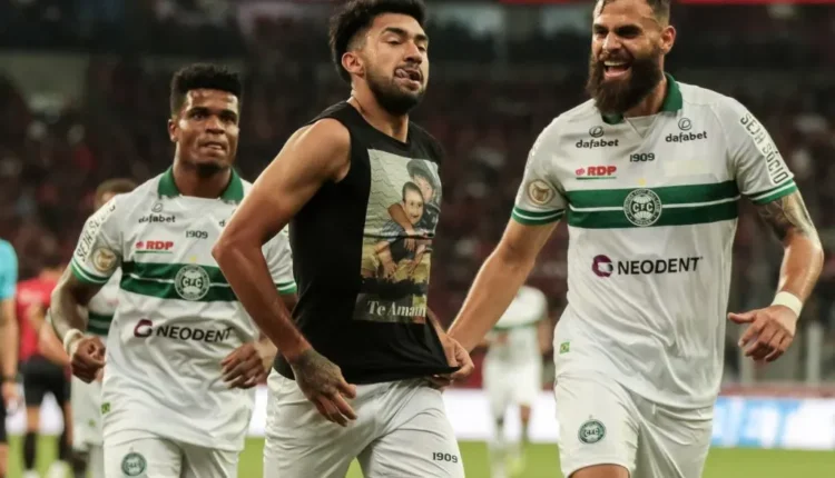 Com chances reais de ser rebaixado em 95,2%, Coritiba perde seu principal jogador no duelo contra o Atlético-MG. Coxa ocupa a lanterna da competição