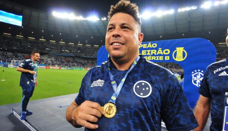 Após Cruzeiro se complicar no Campeonato Brasileiro. Ronaldo Fenômero abandona clube para viajar à Arábia Saudita com sua esposa