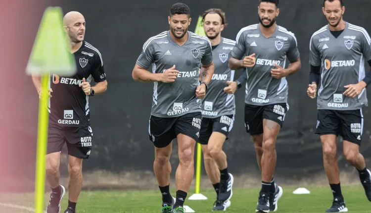 Em preparação para o duelo contra o Grêmio, Galo surpreende e tem a presença de lateral recém contratado nos treinos. Confira: