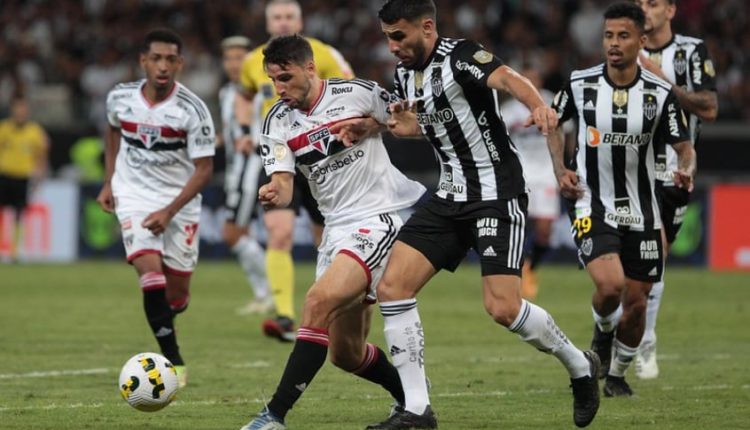 São Paulo libera jogadores para comemorar primeira vitória como visitante e escolha de Dorival Júnior pode beneficiar o Atlético-MG