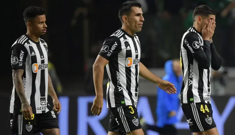 Oscilando dentro de campo ao longo da temporada, seis jogadores estão com a corda no pescoço e devem se despedir do Galo em 2024