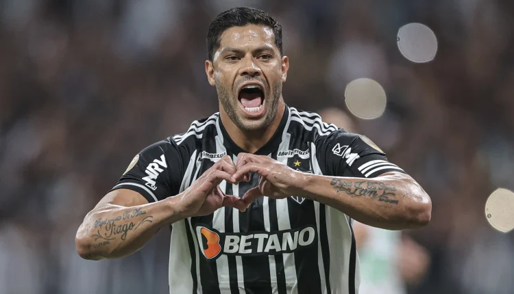 Atlético Mineiro vence Flamengo no Maracanã por 3 a 0 e Hulk coloca zagueiro rival no bolso. Fala polêmica do defensor virou motivo de piada. Confira