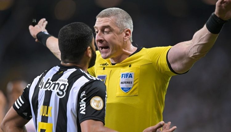 Após polêmica com a arbitragem, Hulk pode pegar gancho pesado da CBF após julgamento no STJD, mas Galo tenta blindar seu principal jogador