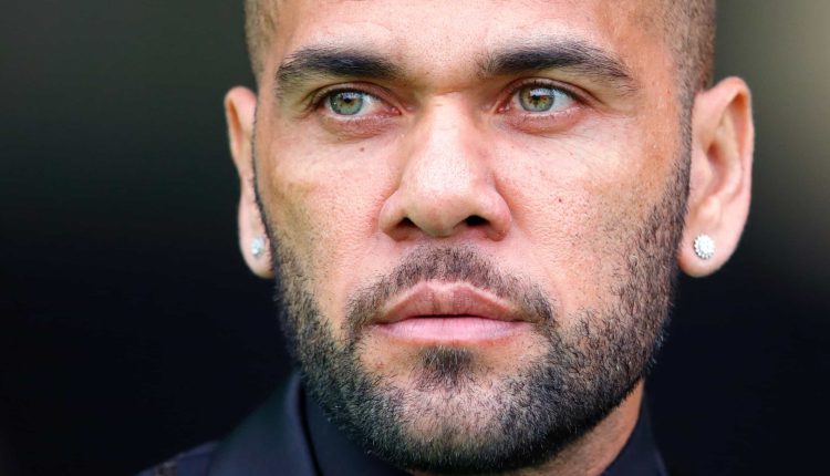 Após violentar jovem em banheiro de uma casa noturna, Daniel Alves tenta acordo milionário com vítima, mas tem conversas brecadas por falta de interesse