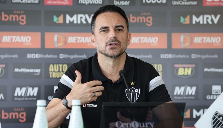 Diretor de futebol do Atlético Mineiro entra na mira do Corinthians e pode trocar o Galo pelo Timão nos próximos dias. Confira o que impede: