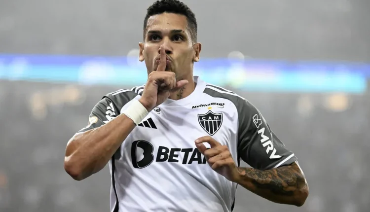 Precisando vencer com goleada histórica e torcer para o Palmeiras perder para o Cruzeiro, Paulinho faz previsão ideal para o triunfo do Galo