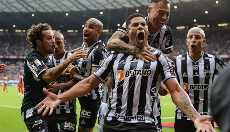 Mostrando parceria dentro e fora das quatro linhas, volante do Galo viaja à Paraíba para celebrar momento especial ao lado de Hulk. Entenda