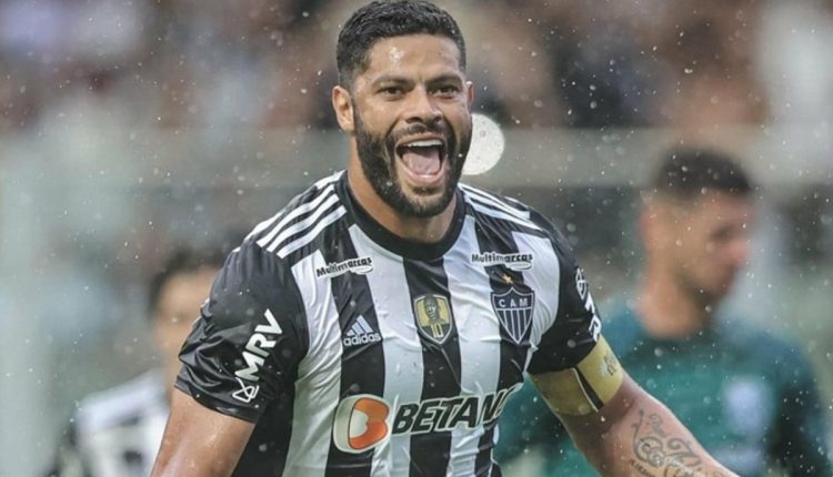 Artilheiro do Galo na temporada 2023 aproveita férias na Paraíba junto de seus familiares e amigos e é surpreendido com visita de humorista