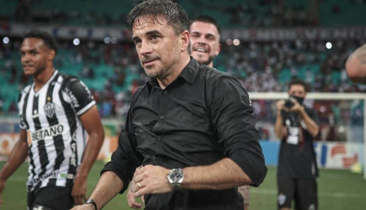 Após encaminhar papelada para Rodrigo Caetano, presidente do Corinthians se empolga com possível acerto e dirigentes do Galo ligam sinal de alerta