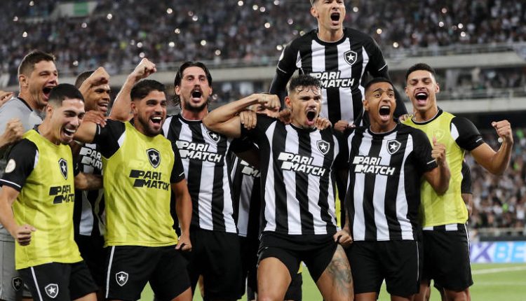 Após semanas de negociação, Botafogo anuncia a contratação de atacante que se destacou com a camisa do Atlético Mineiro. Confira