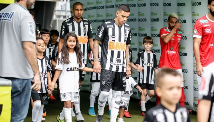 Rival do Galo contrata es-jogador alvinegro e diretoria do Atlético-MG se empolga com investimento. Confira o que se sabe sobre a transferência