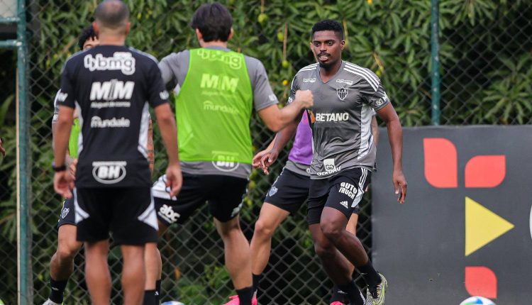 Jogadores do Galo participam de treino e esbanjam habilidade, mas Jemerson acaba superando companheiros de equipe e humilha adversários. Confira