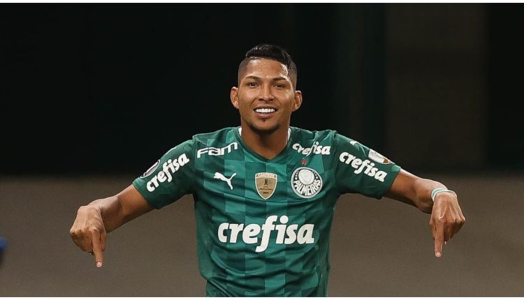 Insatisfeito com críticas sofridas por parte da torcida do Palmeiras, Rony teria informado possibilidade de deixar o Verdão ainda nesta temporada. Confira