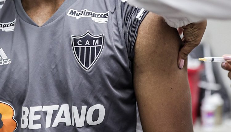 Preocupados com os casos de dengue. diretoria do Galo promove ação para vacinar jogadores e representantes alvinegros. Confira