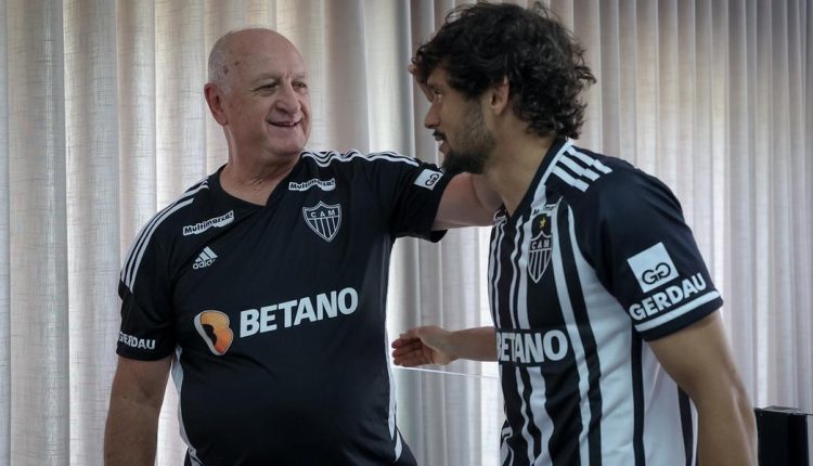 Gustavo Scarpa chega com moral em Belo Horizonte e fala sobre jogadores que estão voando com a camisa do Atlético-MG. Confira a impressão do craque