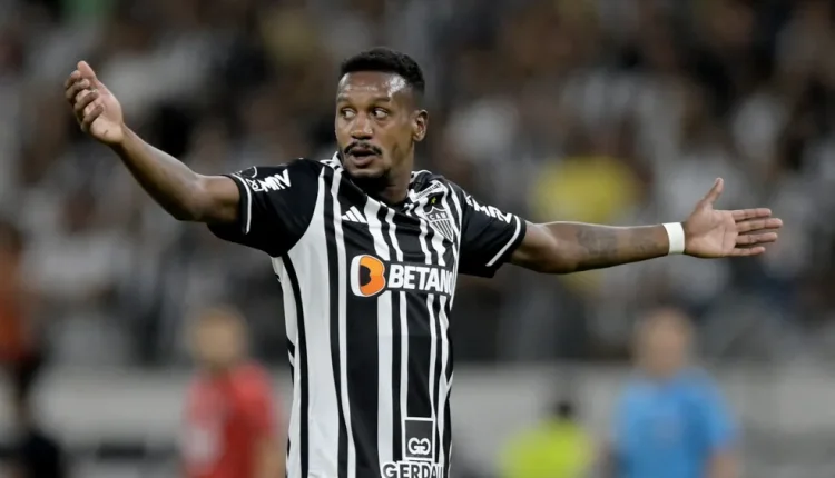 Edenilson pena todos de surpresa e anuncia saída do Atlético-MG de última hora. Confira os detalhes da decisão coletiva