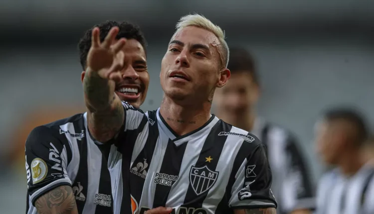 Atlético-MG pega torcedores de surpresa e anuncia renovação de contrato com o atacante Eduardo Vargas. Confira as façanhas do jogador no Galo