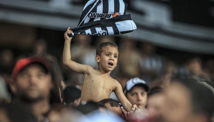 Galo promove ação com viés humanitário e criança se emociona ao falar de como sua vida mudou com a ajuda do projeto. Confira o vídeo