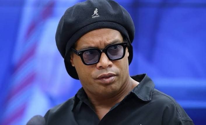 Ronaldinho Gaúcho se envolve em mais uma polêmica e tem contas bloqueadas por justiça. Problema é recorrendo de dívida milionária com a prefeitura de Porto Alegre, no ano de 2008.