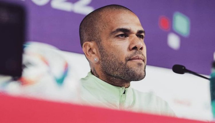 Daniel Alves é visto algemado em primeiro dia de julgamento após ser acusado de abuso sexual. Confira o que ocorreu na corte espanhola