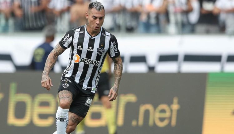 Fora dos planos do Atlético-MG, Eduardo Vargas tem destino selado e se dirige para o Colo-Colo. Confira os detalhes da negociação