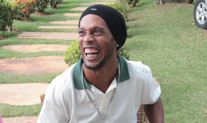 Ronaldinho Gaúcho é flagrado em maior rolê aleatórico e nova profissão do jogador gera repercussão nas redes sociais. Confira o motivo