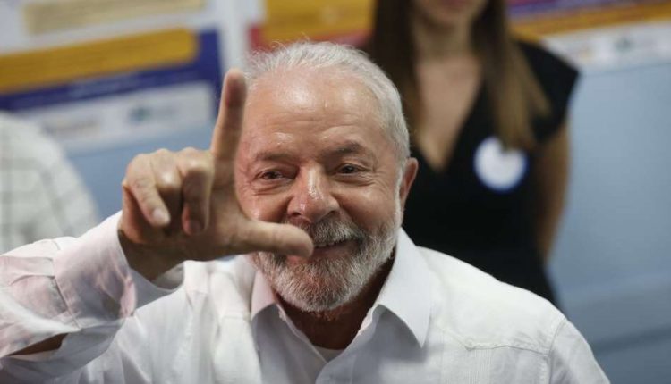 Presente em Minas Gerais, Presidente Lula faz declaração eufórica sobre o Galo em evento político, mas é repreendido por um de seus ministros. Confira