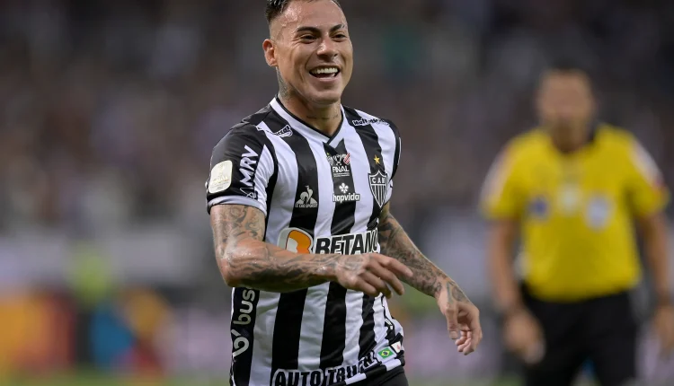 Após 12 partidas protagonizadas na Arena MRV, Eduardo Vargas pode ter a chance de estrear na nova casa do Galo diante do Ipatinga. Entenda